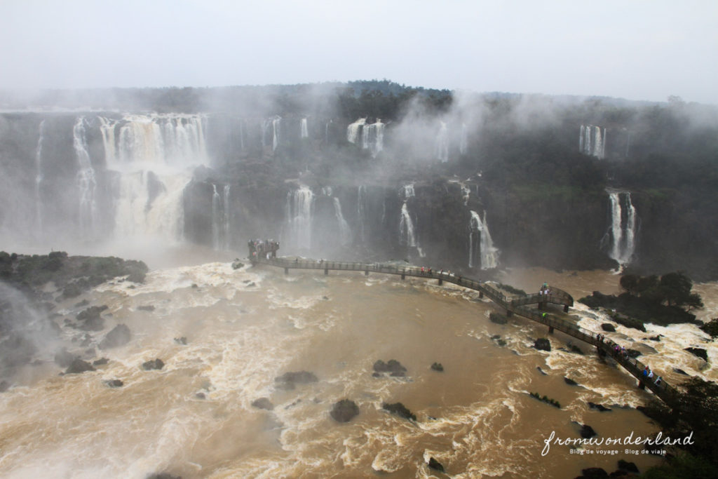 Les chutes avec le chemin au milieu