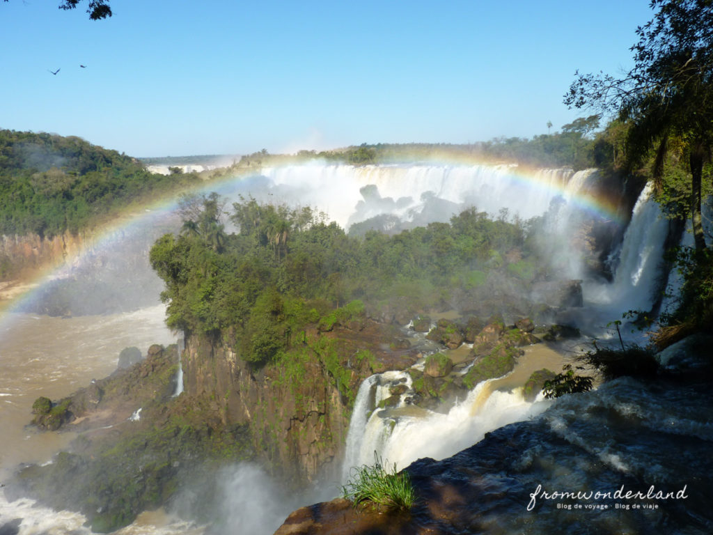 Vue sur les chutes avec arc en ciel