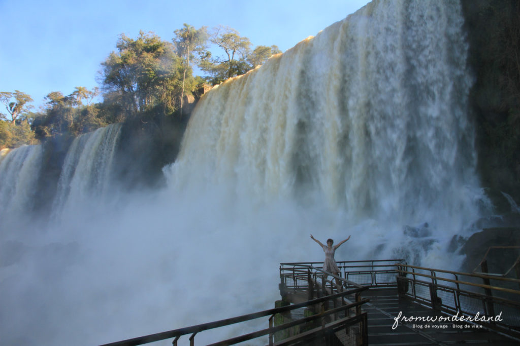 Morgane posant devant les chutes