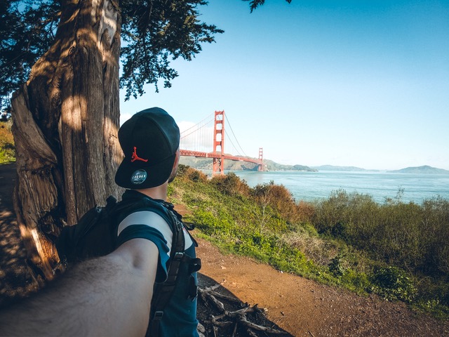 Antony devant le Golden Gate Bridge