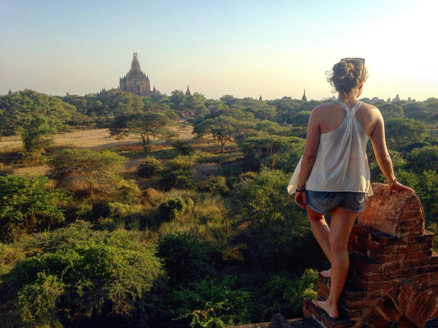 Milena sur un temple à Bagan