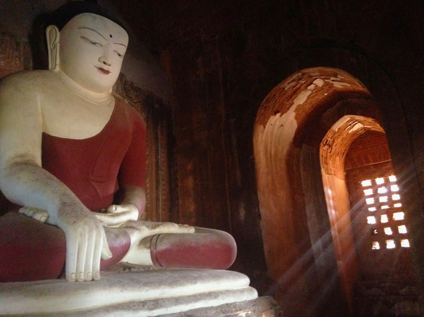 Bouddha statue dans un temple Bagan - Myanmar