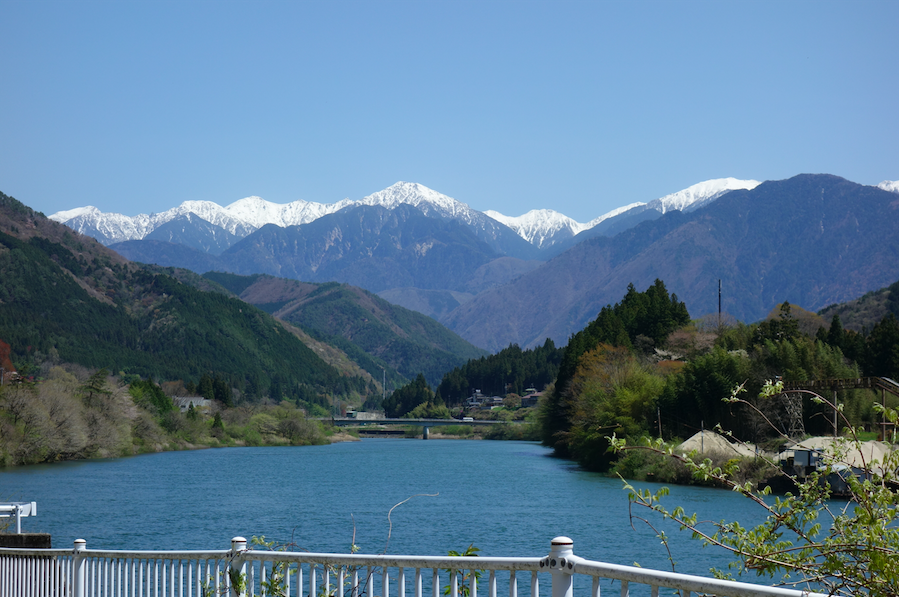 La vallée avec montagnes en arrière plan