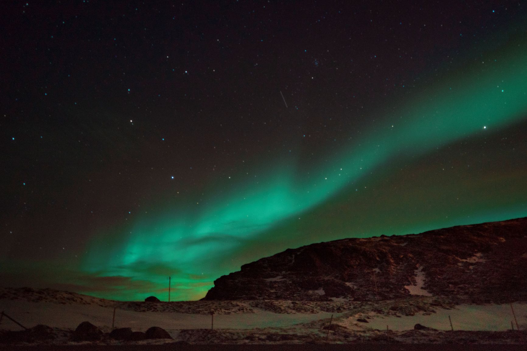 Une aurore boréale verte dans le ciel