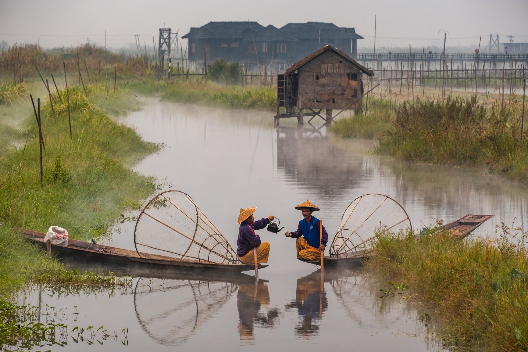 Deux pêcheurs sur lac Inlay au Myanmar