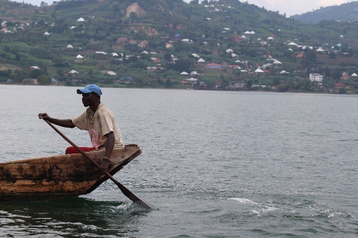 Homme sur une barque au Rwanda