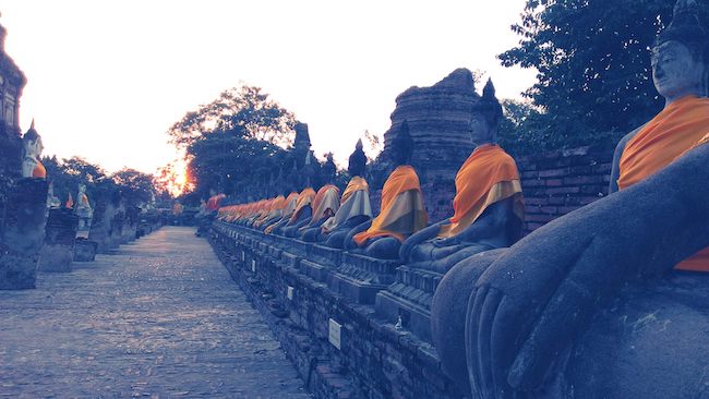 statues boudha en Thaïlande