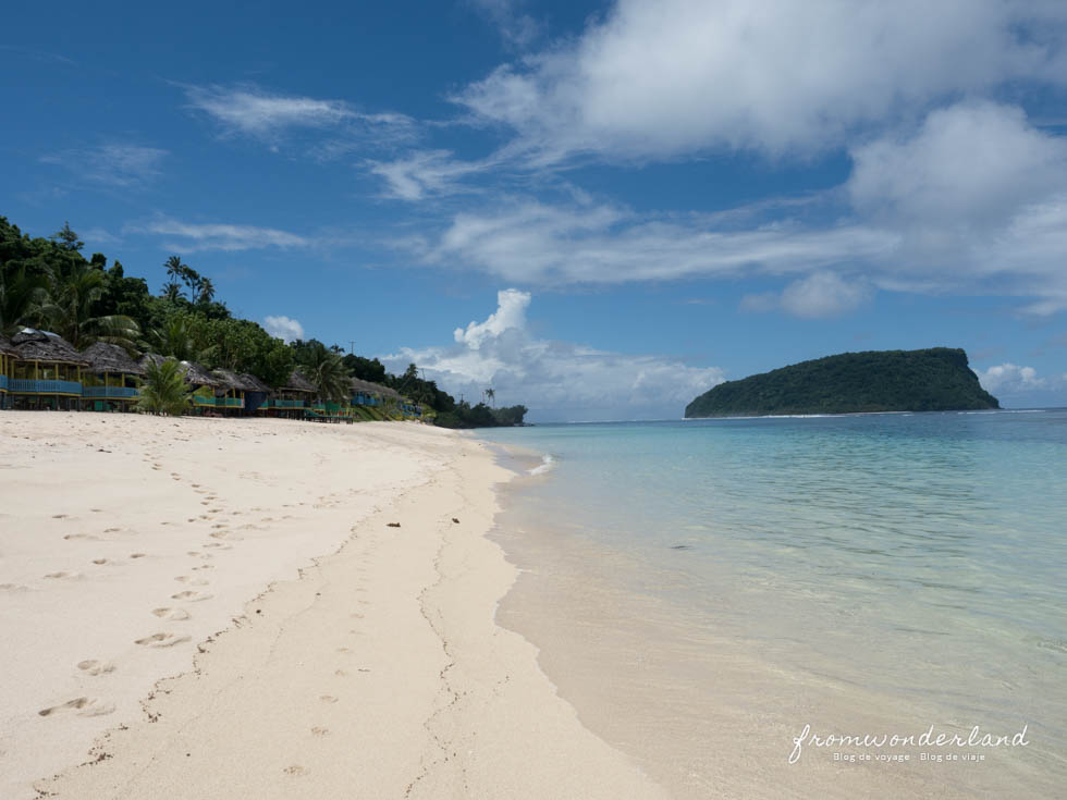 Plage de sable blanc des iles Samoa