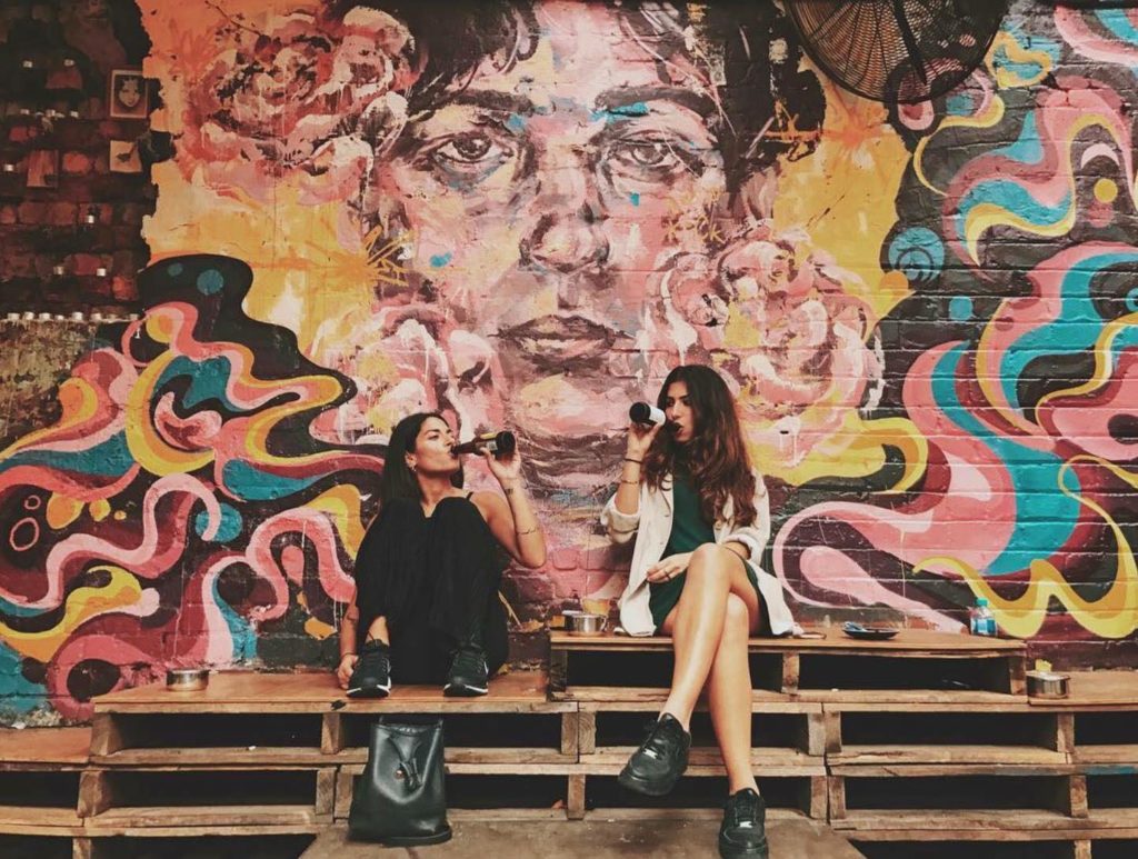 Deux filles prenant une bière