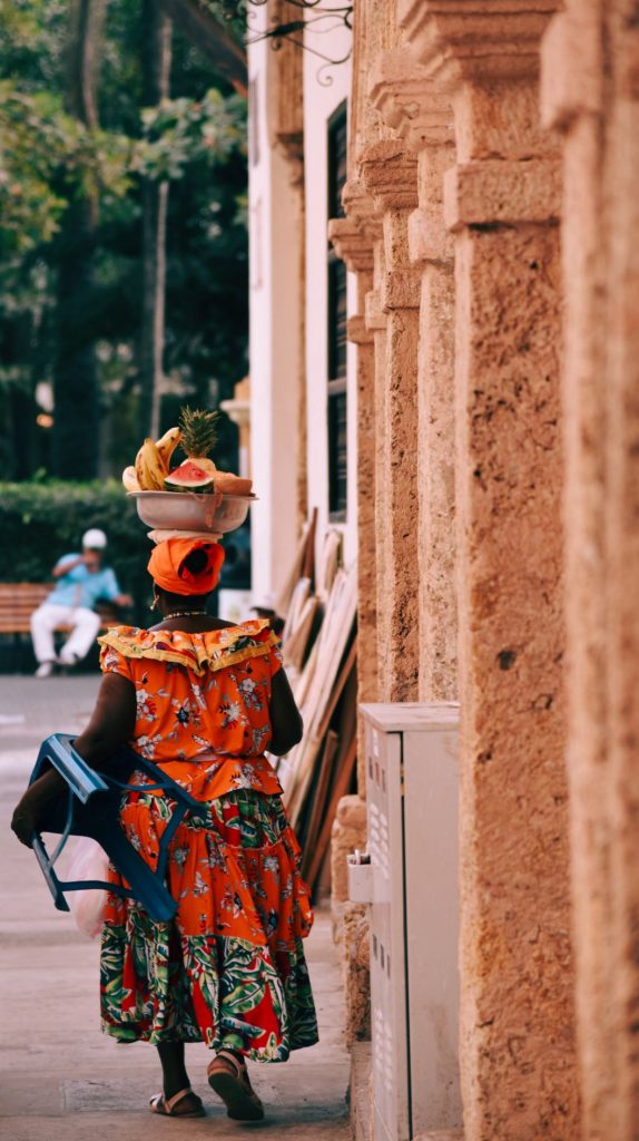 Femme marchant dans Carthaghène