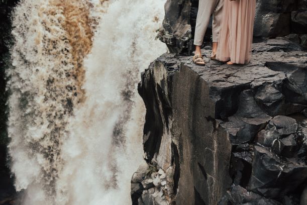 Photo de mariage au bord d'une cascade