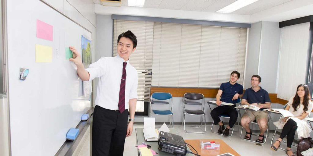 Professeur de japonais devant une classe