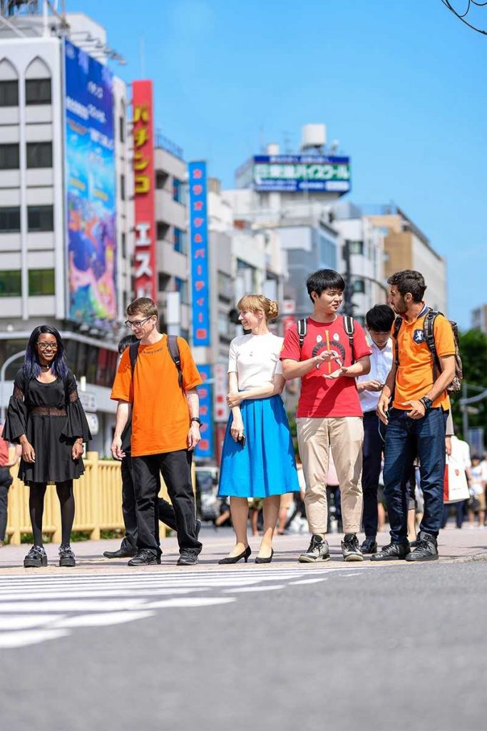 étudiants marchant dans la rue