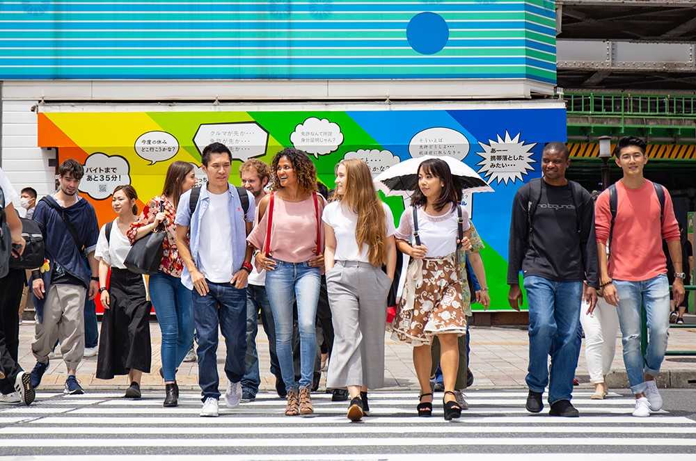 groupe d'étudiant dans les rues au Japon