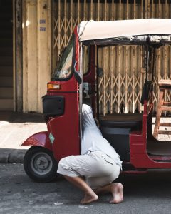 cambodgien dans son tuktuk