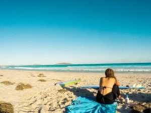 Theresa sur la plage en Australie