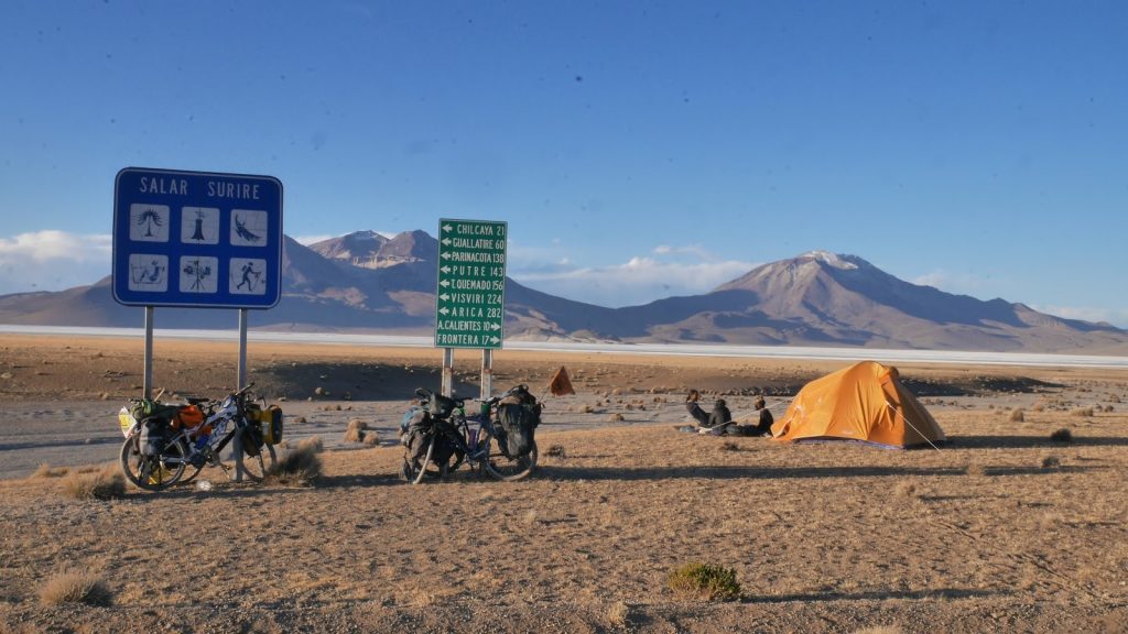 Campement au bord du Salar de Surire