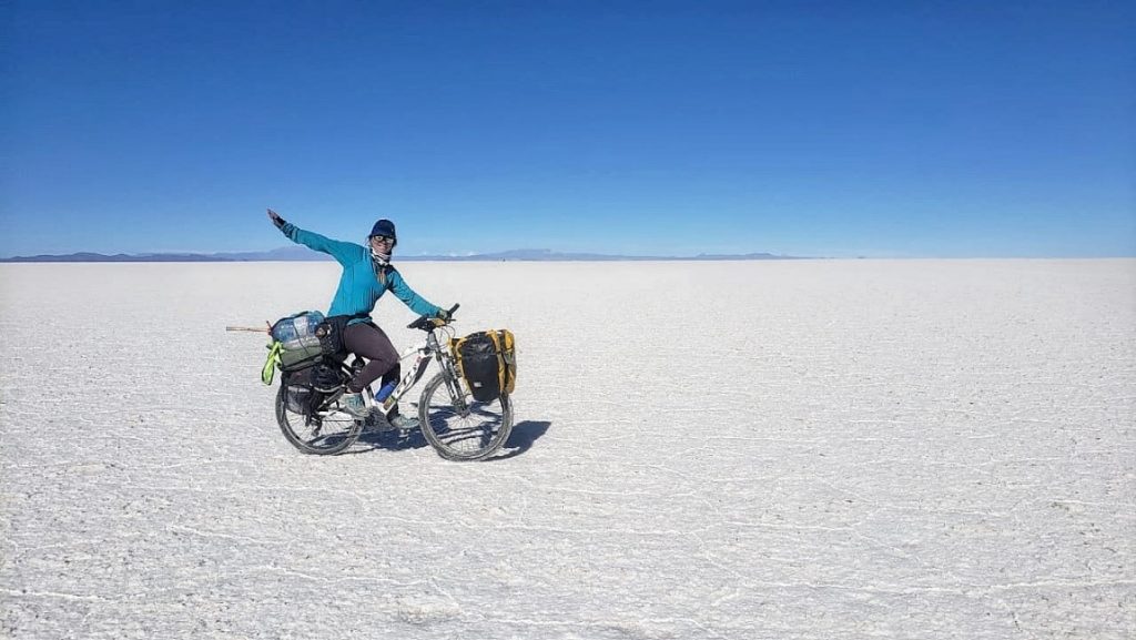 Cyclovoyageur sur le salar d'Uyuni