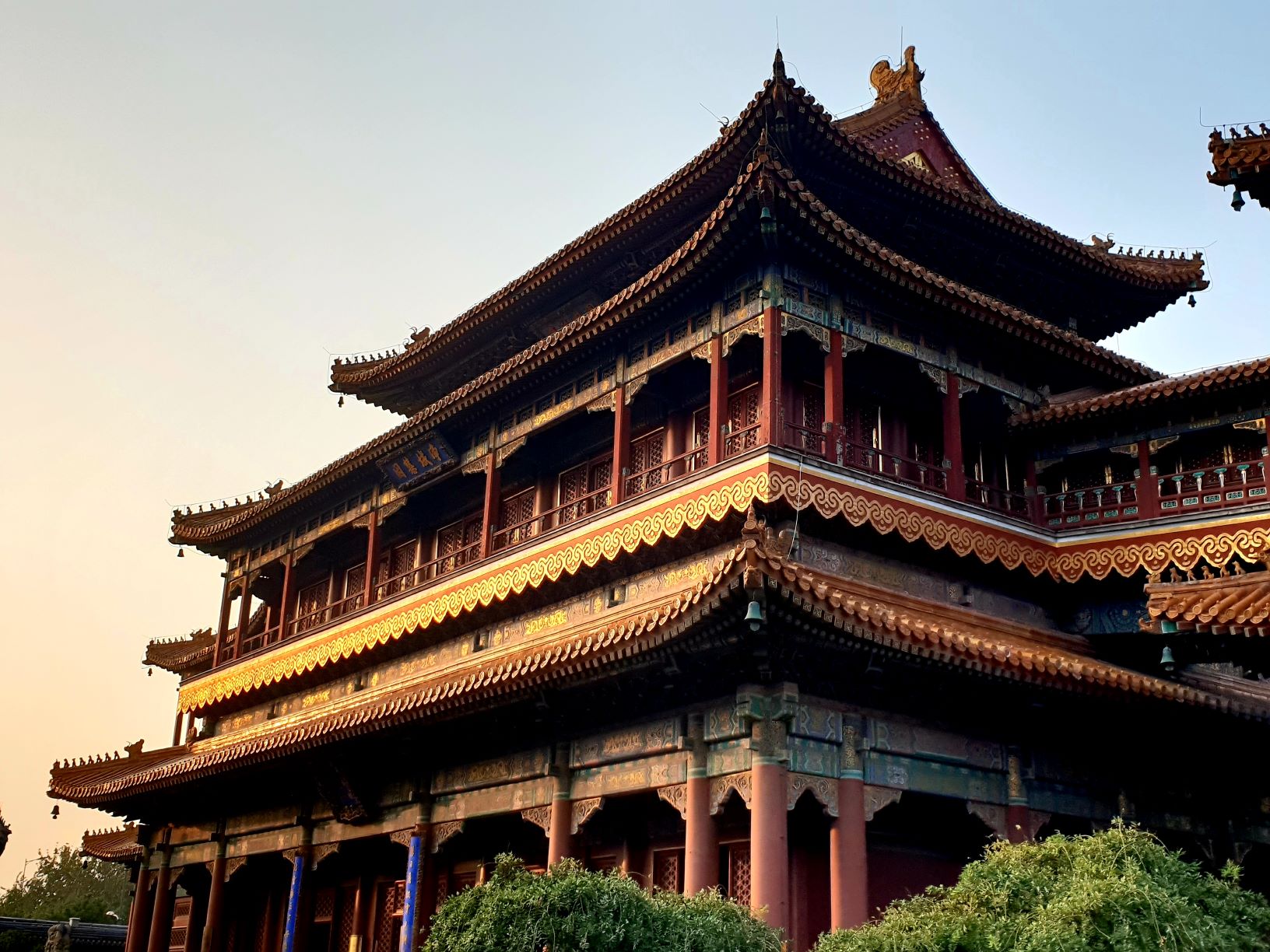 Le temple des lamas au coucher du soleil