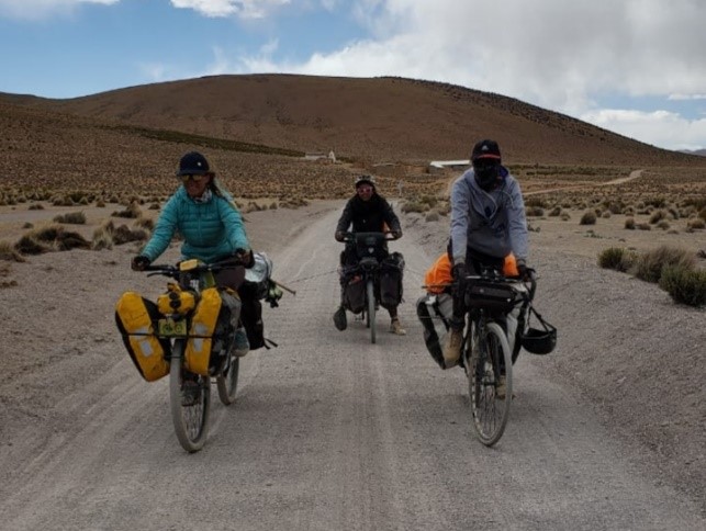 Dans le désert, 2 vélos remorquent un 3ème