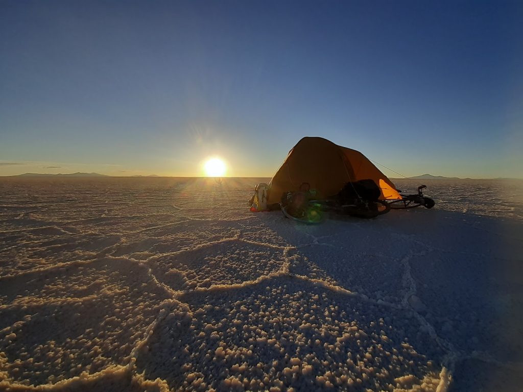 Campement tente au milieu du Salar d'Uyuni