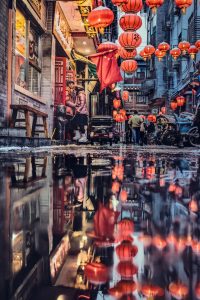 Une ruelle de Pékin avec lampions rouges