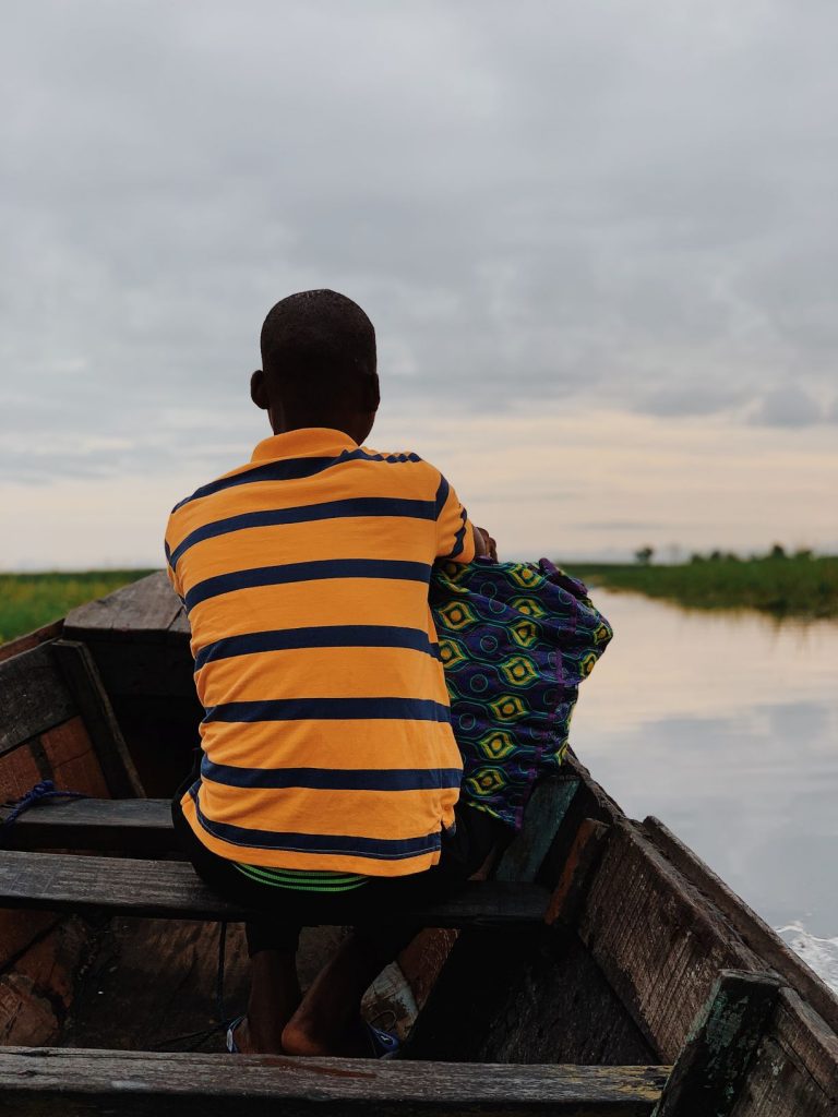 Homme assis sur une barque