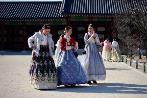 Femmes en tenue traditionnelle