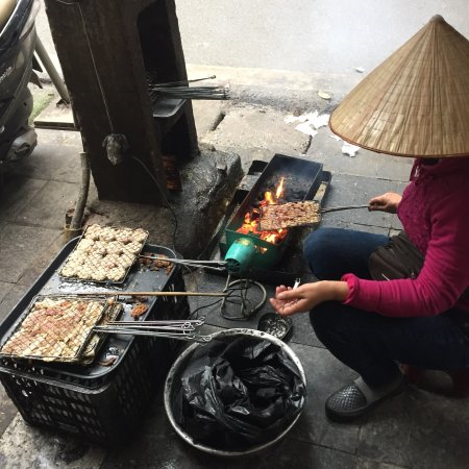 Barbecue dans la rue d'un cuisinier qui fait un Bùn Chà