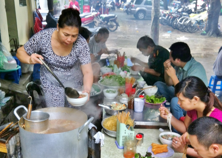 Dégustation de soupe vietnamienne