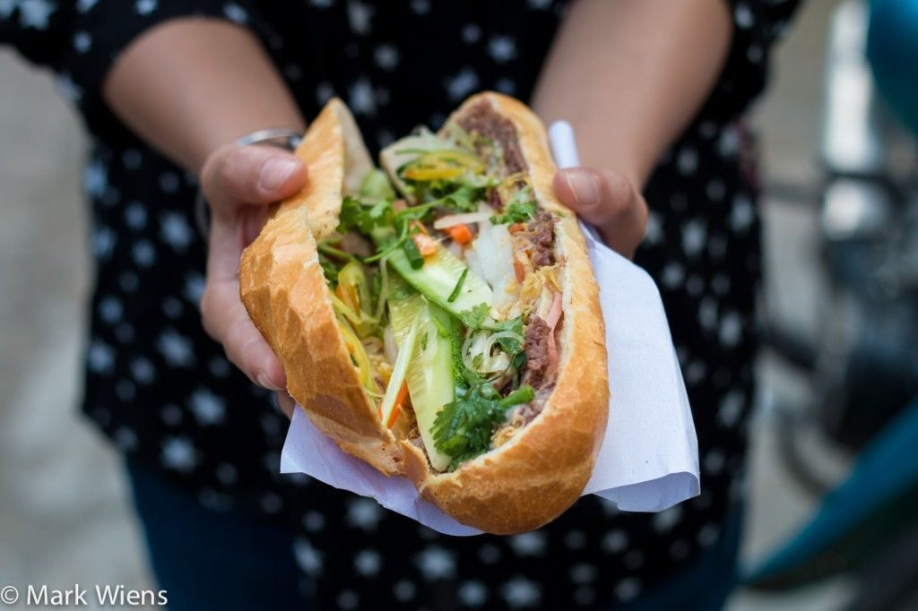 Banh Mi dans les mains d'une personne