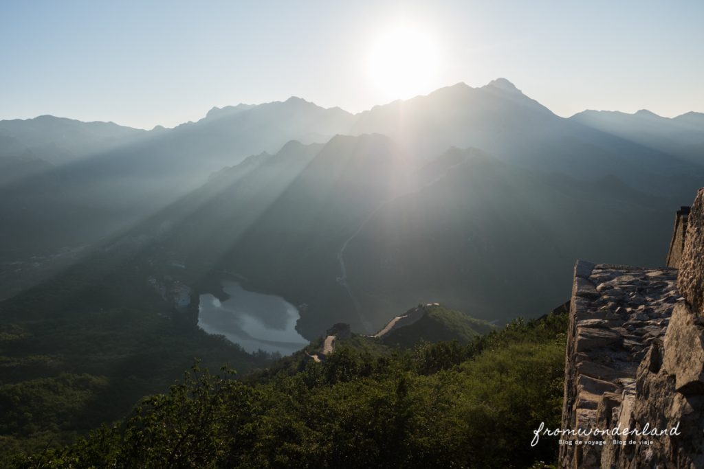 Soleil sur les montagnes depuis la Muraille de Chine