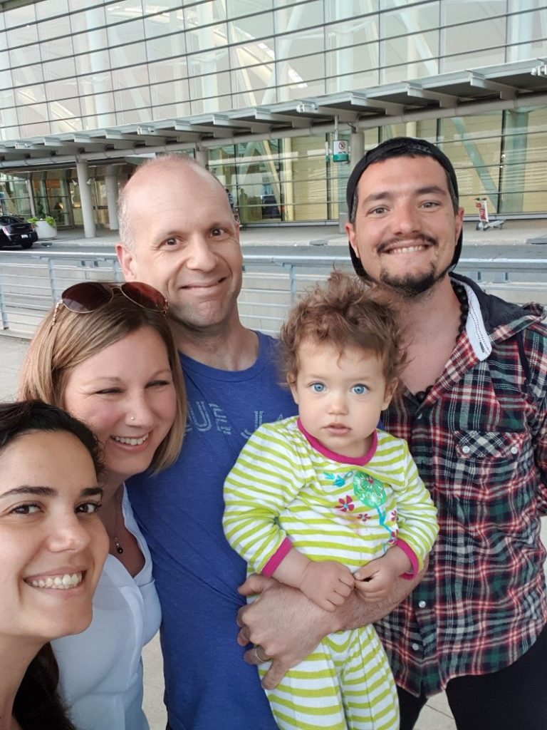 La famille se dit au revoir 