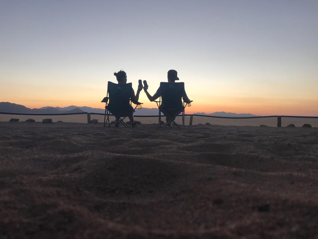 Caroline et Benjamin profitant du coucher de soleil