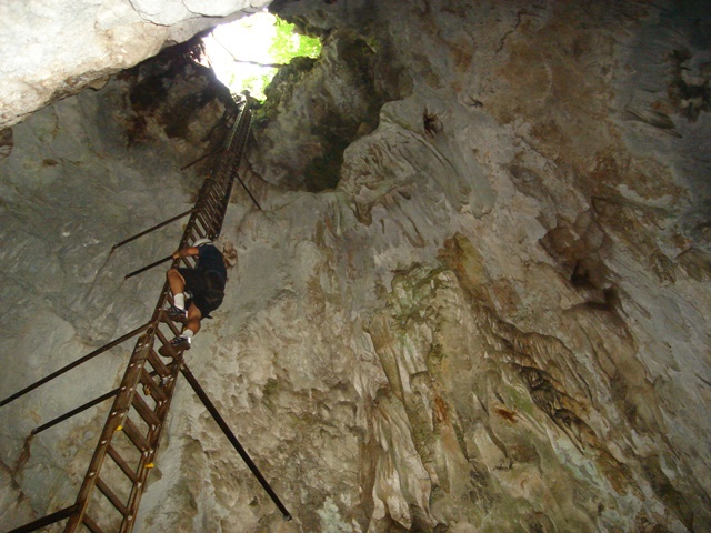 Descente dans la grotte