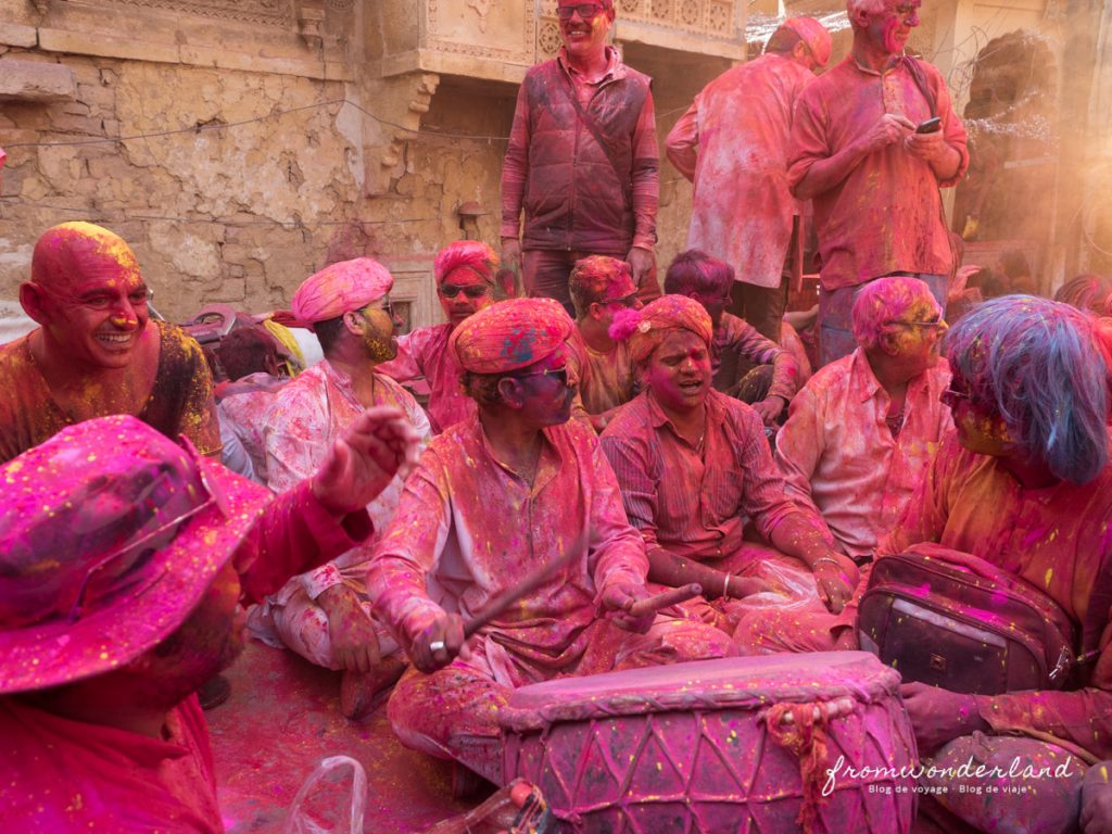 Orchestre dans les rues pendant la Holi