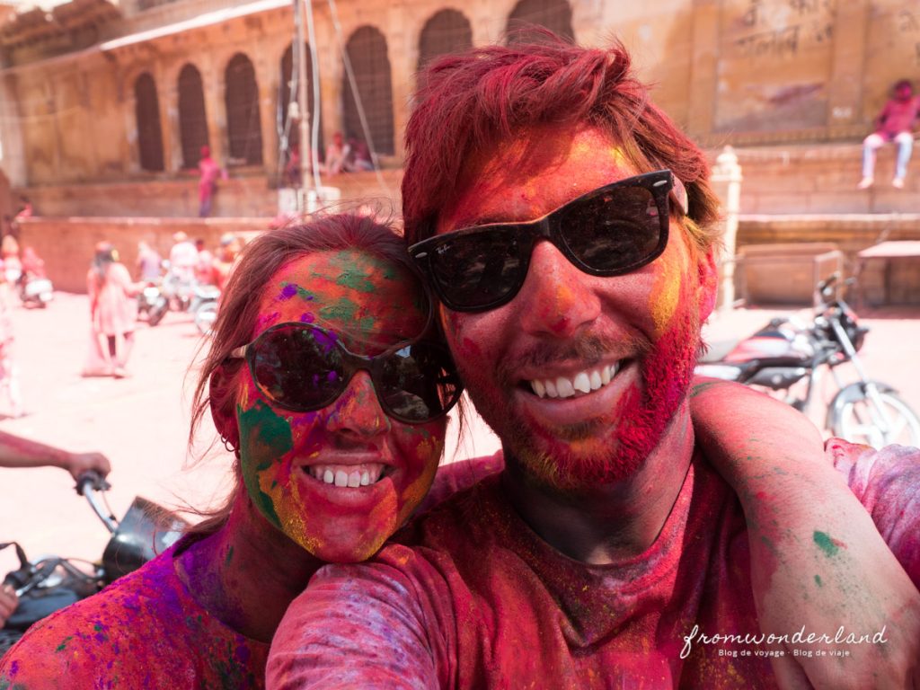 Morgane et Toni plein de peinture de Holi