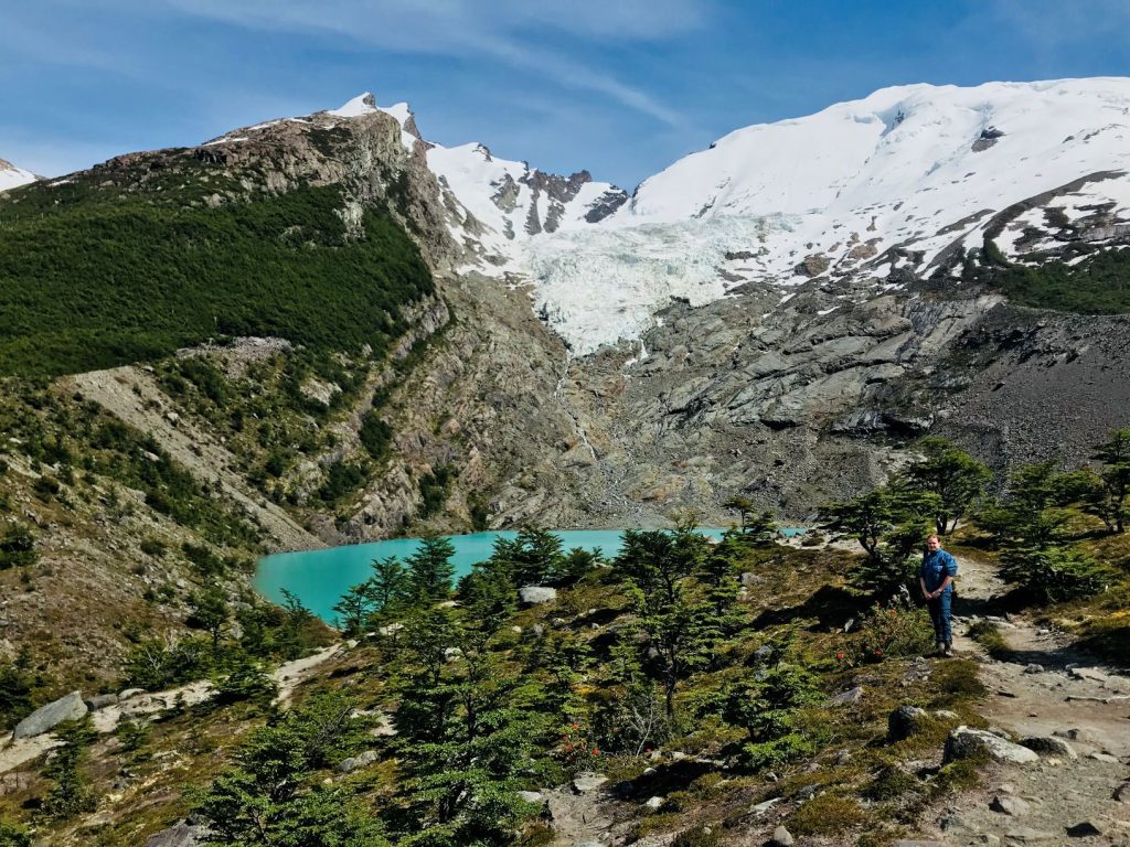 Manon pose devant un lac 