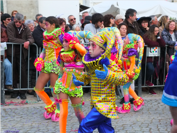les enfants qui dansent lors du carnaval