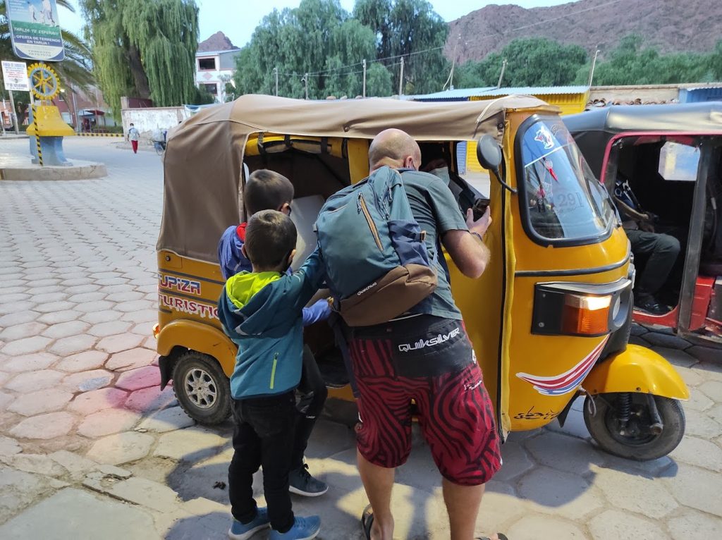 Voyager avec les enfants en tuk tuk