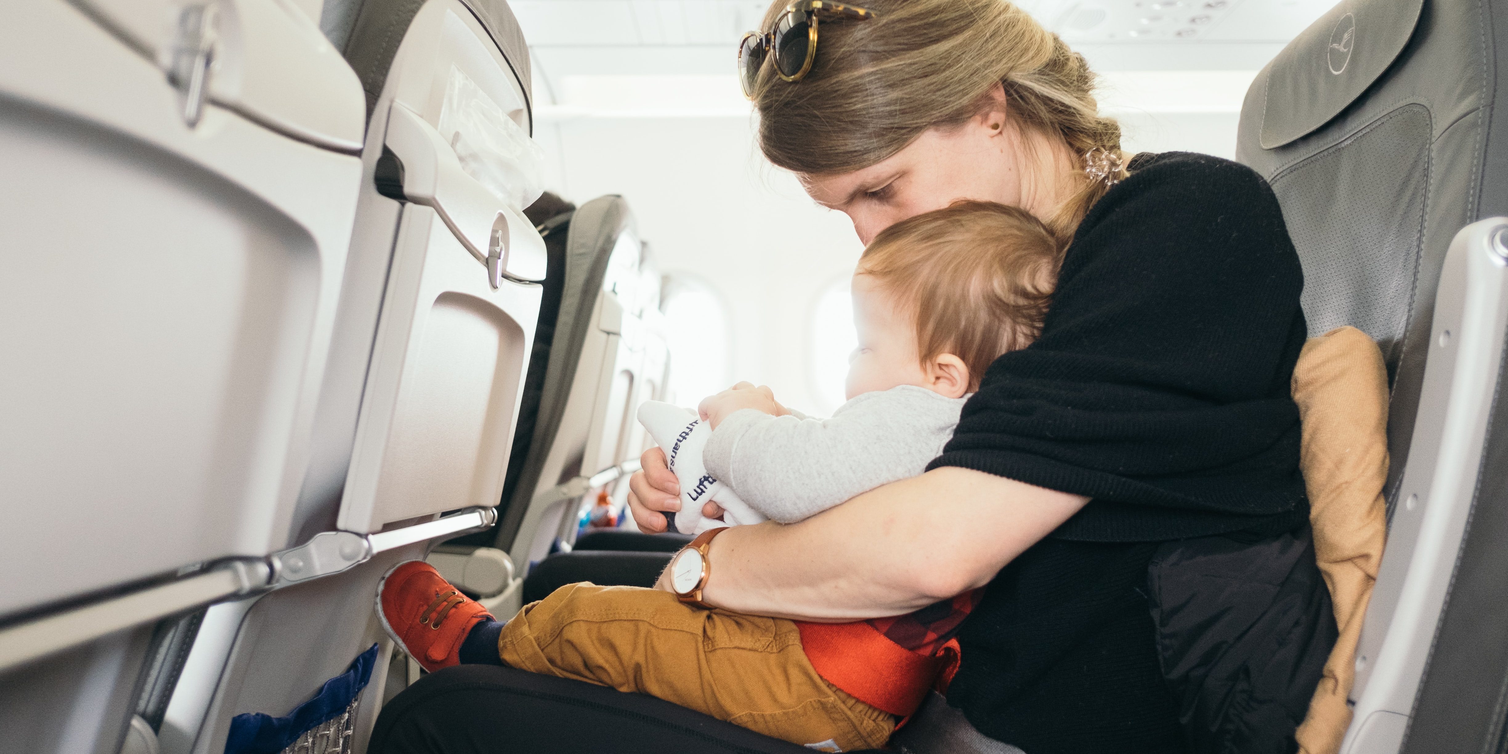 Voyager avec un bébé : en avion ou en voiture comment faire ?