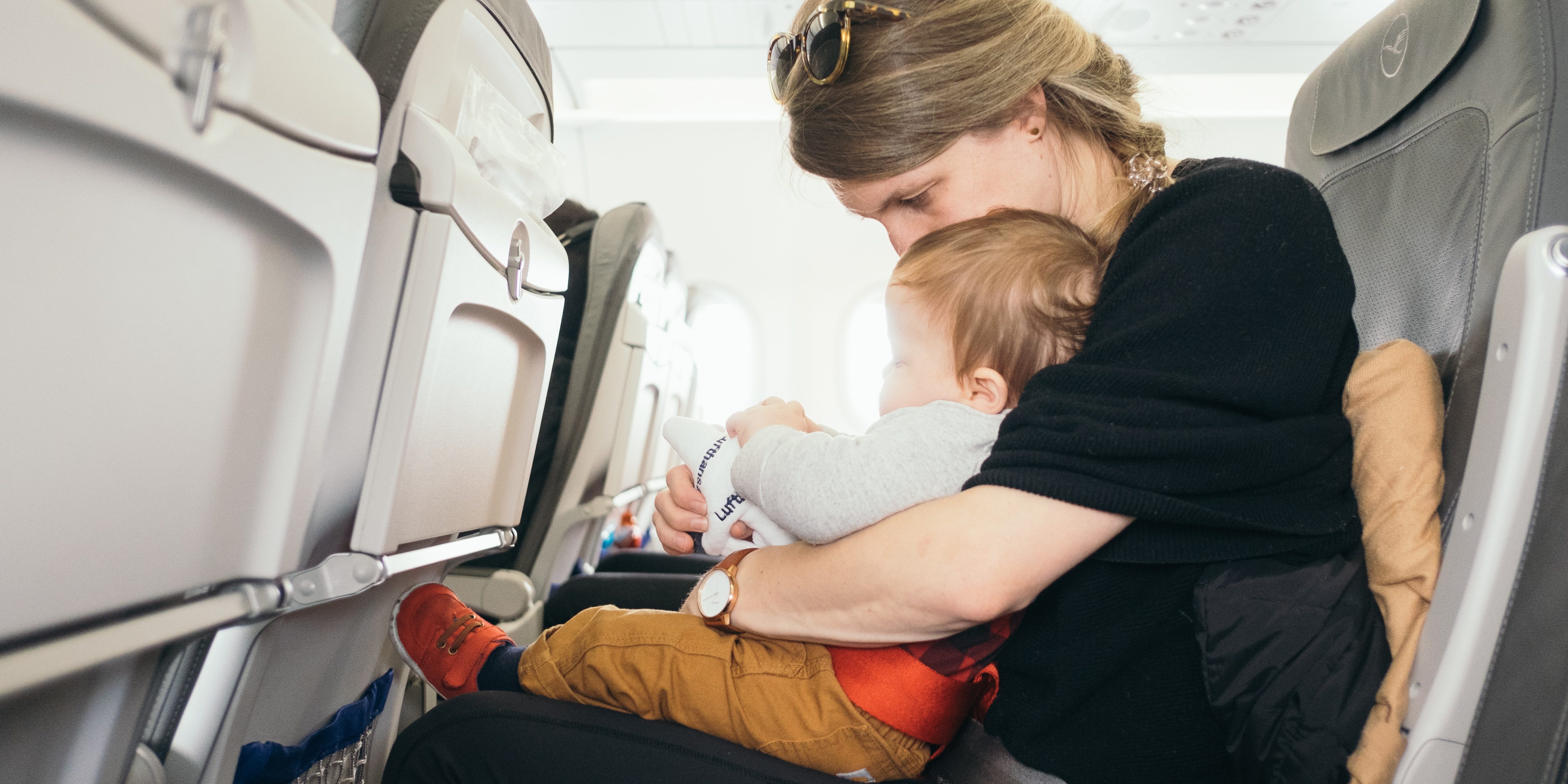 Voyage en avion : comment occuper vos enfants pendant le vol ?