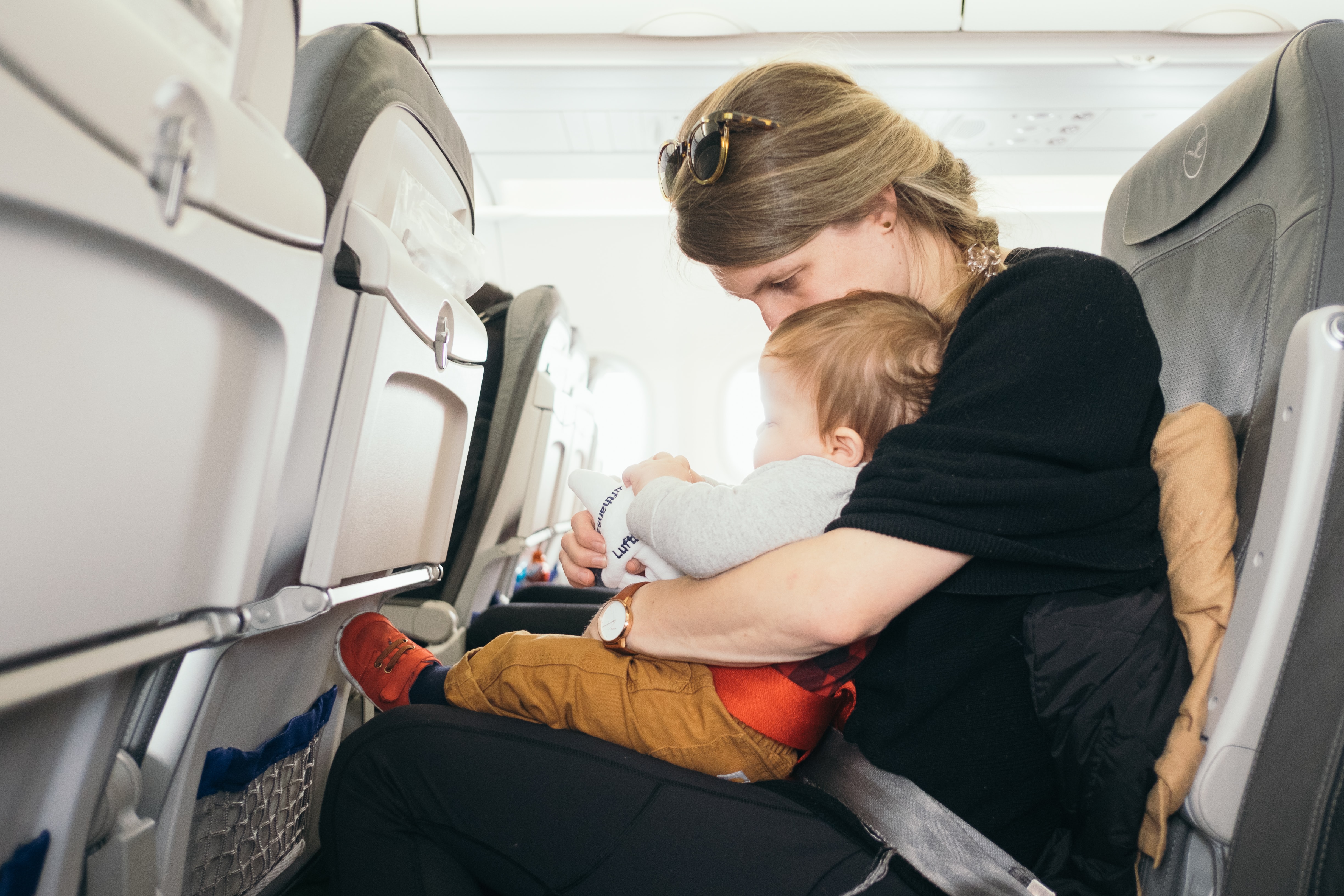 Nos conseils pour voyager avec un bébé en avion - Les Petits