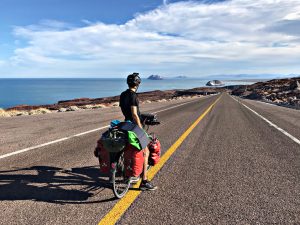 Homme sur la route de la Californie à vélo