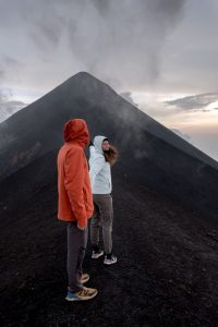 Comment prévenir le mal d'altitude ? couple ne haut de la montagne