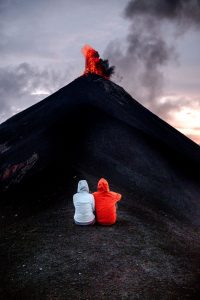 Comment prévenir le mal d'altitude ? couple de dos assis sur la montagne 