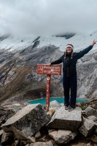 La Femme est à la montagne près d'un panneau prévenir le mal d'altitude à 2500m ? 