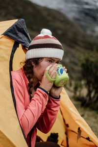 Comment prévenir le mal d'altitude à 2500m ? La jeune fille bois une tasse