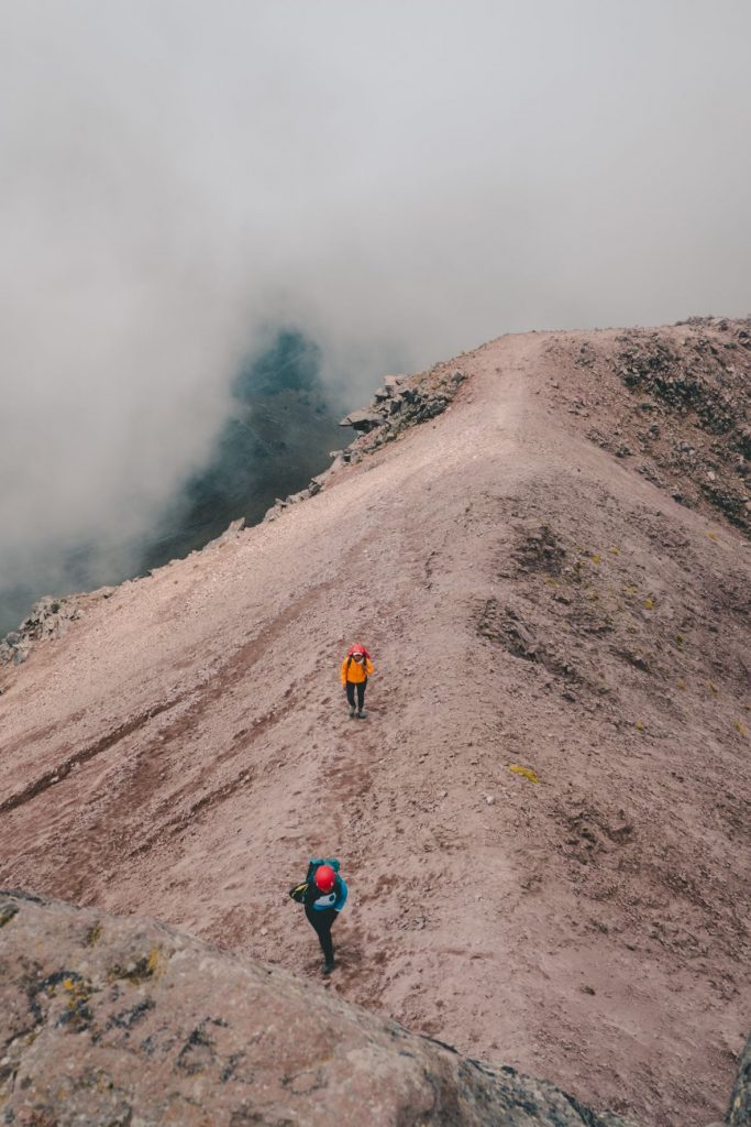 deux personnes montent la montagne - comment prévenir le mal d'altitude ?