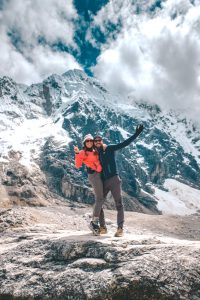 Comment prévenir le mal d'altitude ? Retour d'un couple souriant sur la montagne enneigée